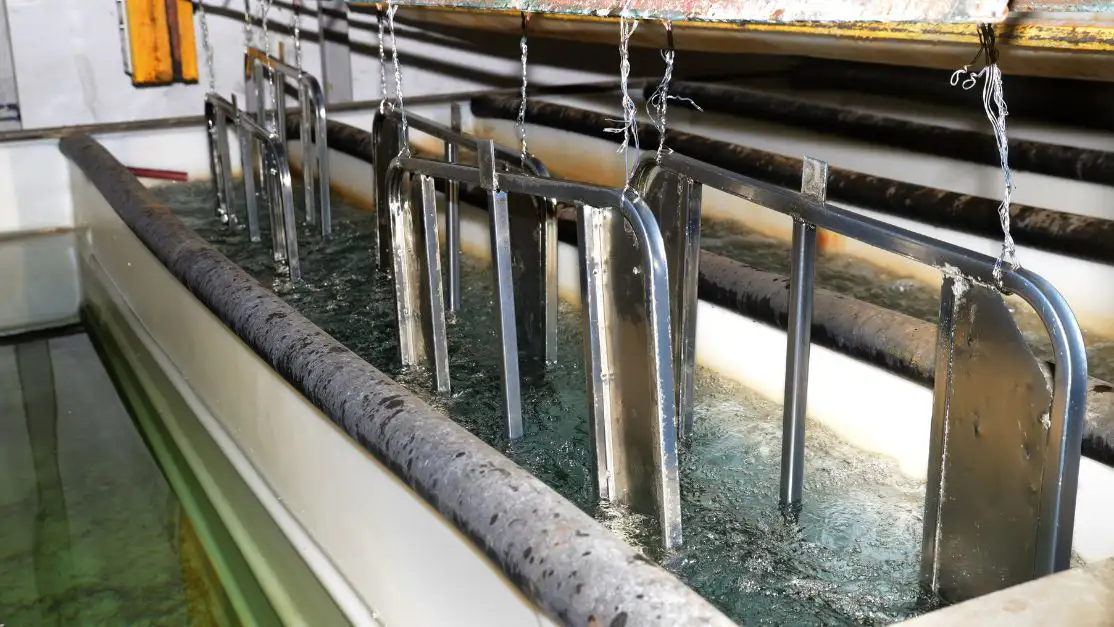 Línea producción con piezas galvanizadas