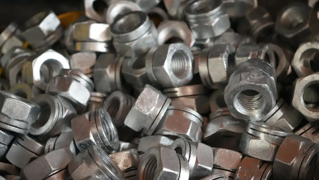Tornillos que pasaron por un proceso de galvanoplastia