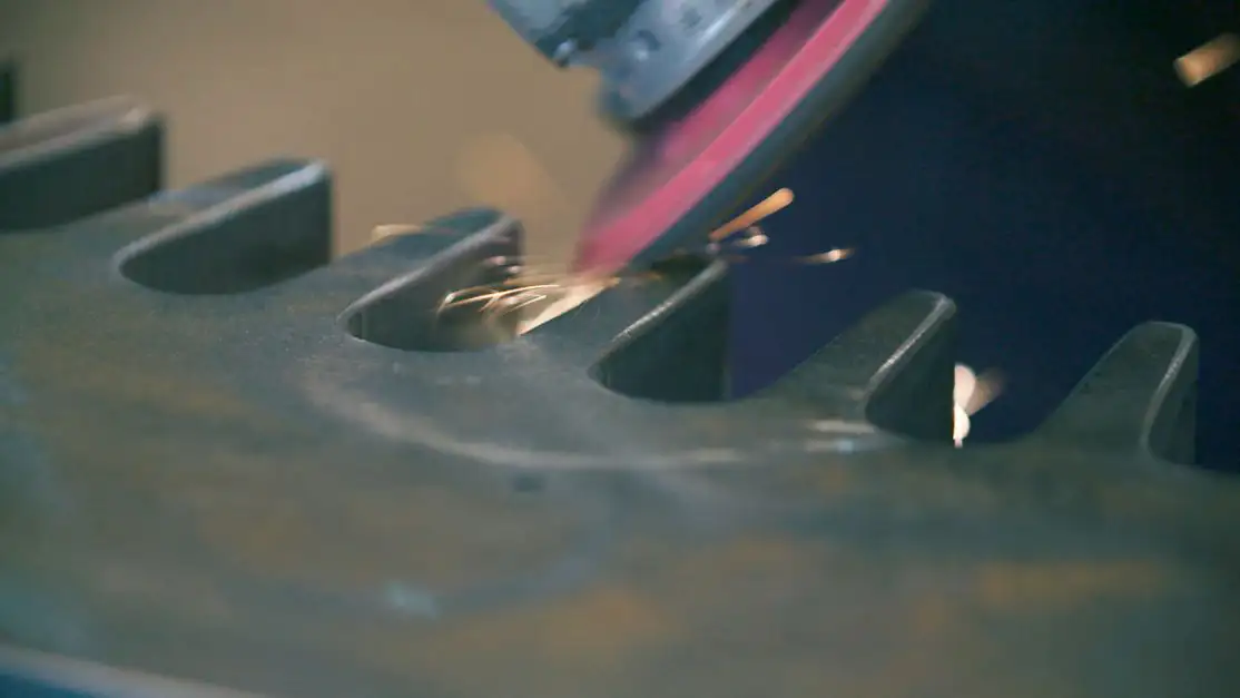 Proceso mecánico de rebabeo, con una máquina