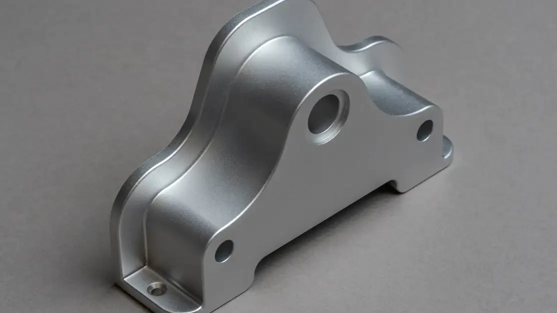 Soporte de aluminio maquinado con acabado satinado uniforme, ejemplo de acabados superficiales para piezas de precisión