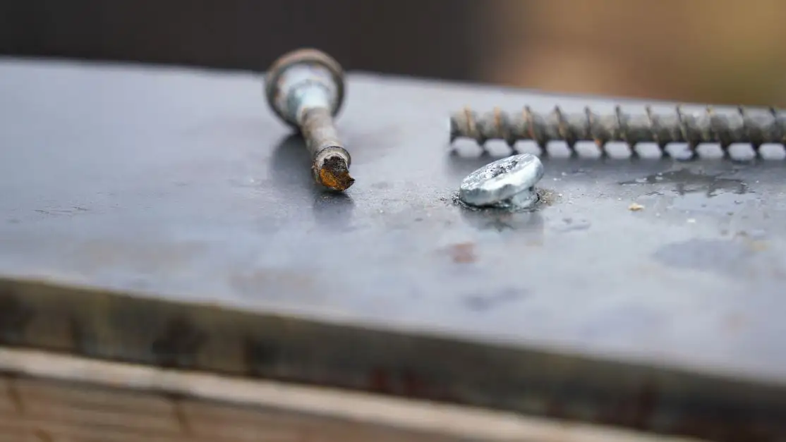 Tornillo roto que no pasó por un proceso de fragilización por hidrógeno en piezas metálicas recubiertas