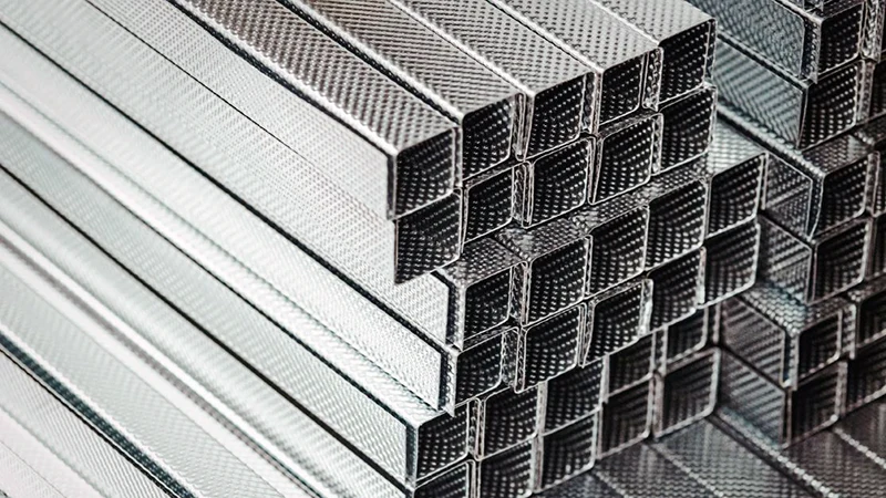 Componentes de metal antes de recibir recubrimientos galvánicos para protección anticorrosiva