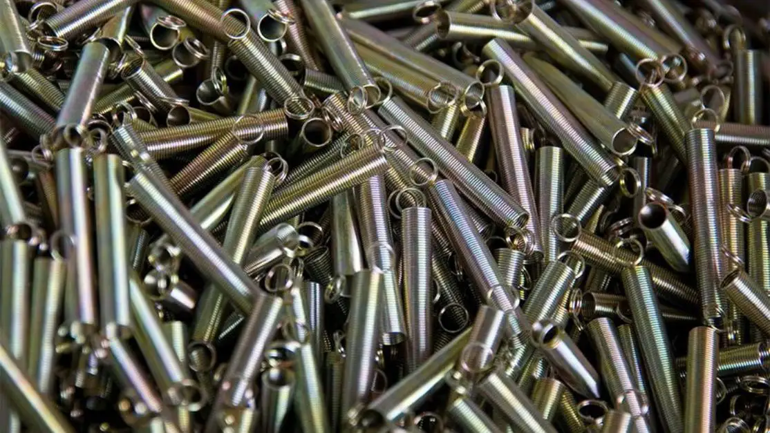 Detalle de piezas automotrices después del proceso de pasivado de zamak