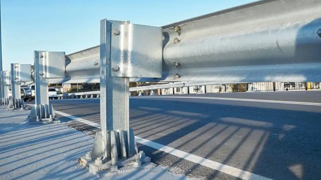 Las piezas expuestas al aire libre, como los protectores en autopistas, necesitan recubrimientos galvánicos